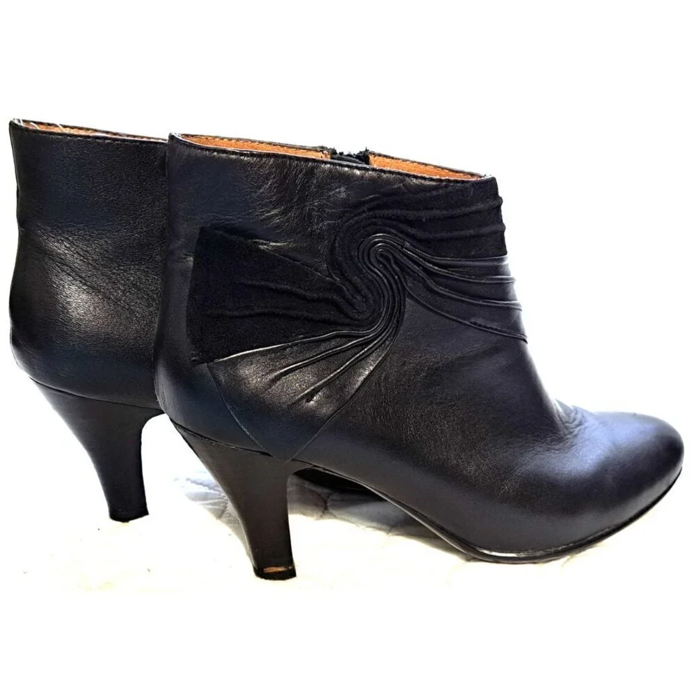 Sofft Women's 8.5M Black Ophelia Heeled Leather Zip Up Ankle Boots FLAW